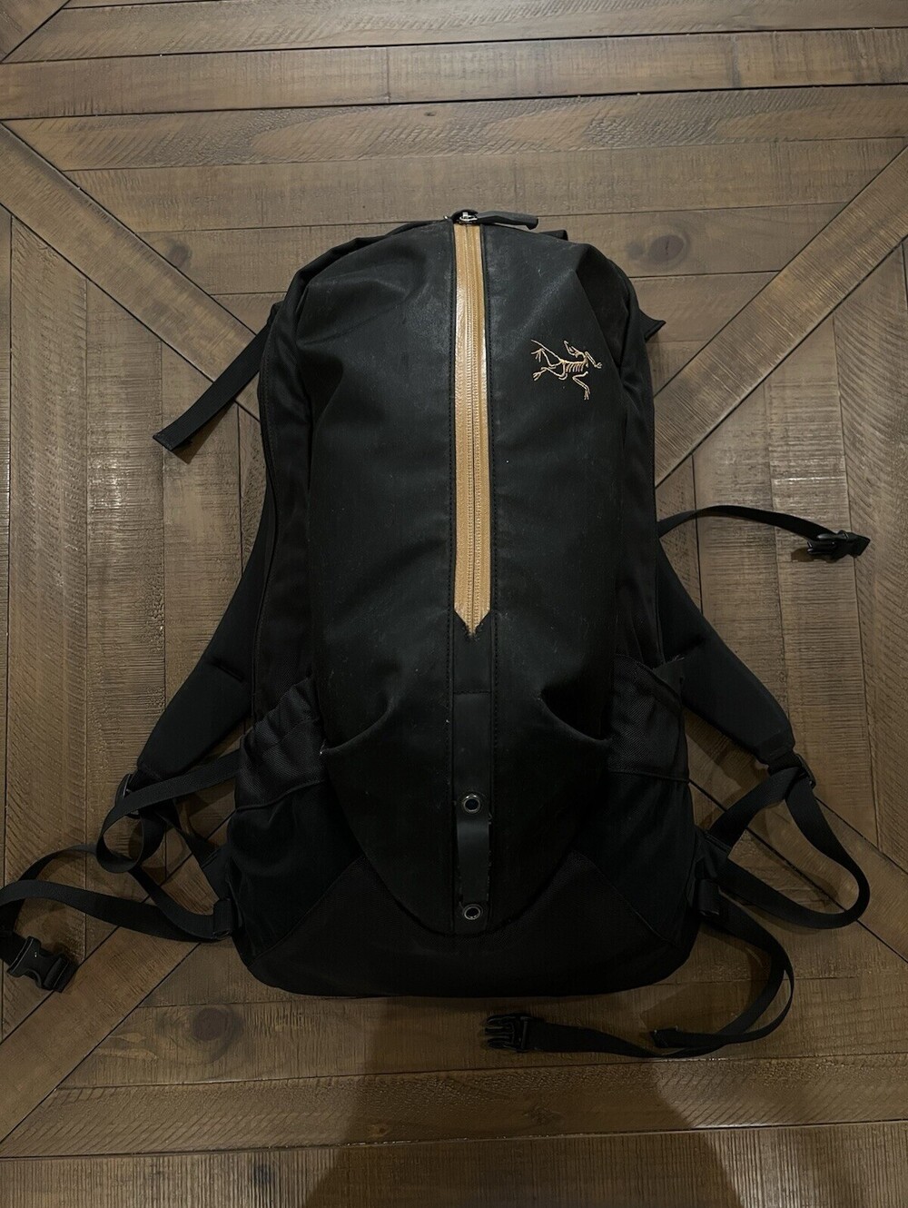 Arc'teryx Arro 22 22L Backpack Black Hiking Daypack Padded Zip Closure